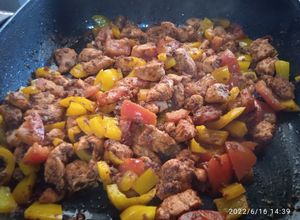 Una foto de Pechuga de pollo con chorizo y pimiento