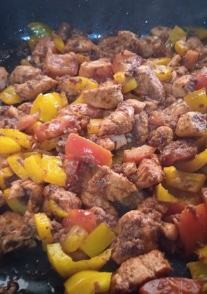 Una foto de Pechuga de pollo con chorizo y pimiento