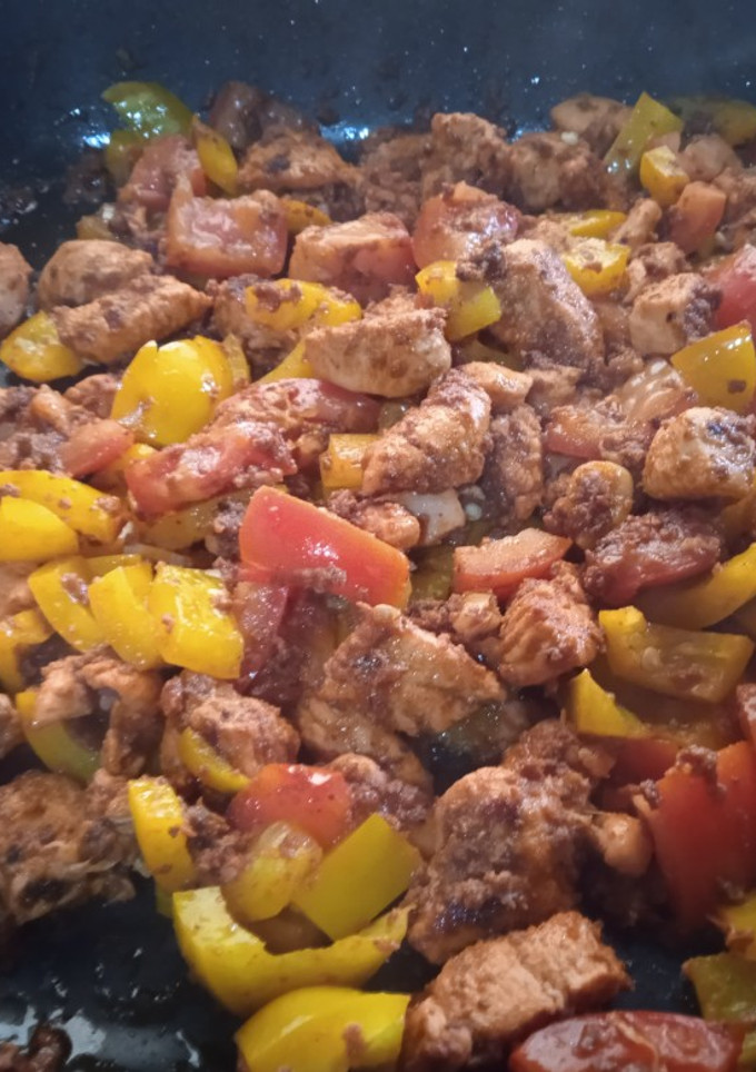 Una foto de Pechuga de pollo con chorizo y pimiento