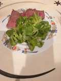 Frischer Feldsalat mit rosa gebratenem Rinderfilet