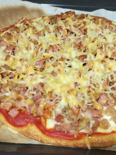 Una foto de Pizza de bacon y atún