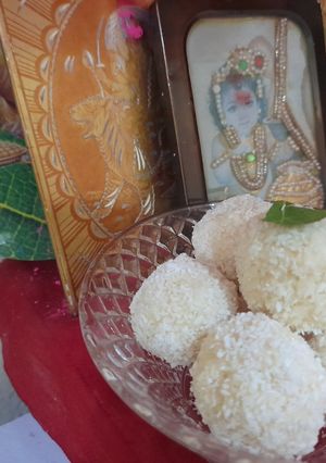 नारियल लड्डू (Nariyal laddu recipe in hindi) रेसिपी मुख्य फोटो