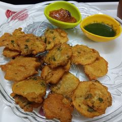A picture of Aloo fritters.
