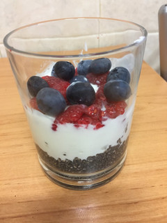Una foto de Queso batido con semillas de chía y frutos rojos