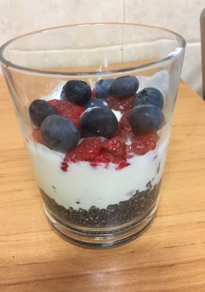 Una foto de Queso batido con semillas de chía y frutos rojos