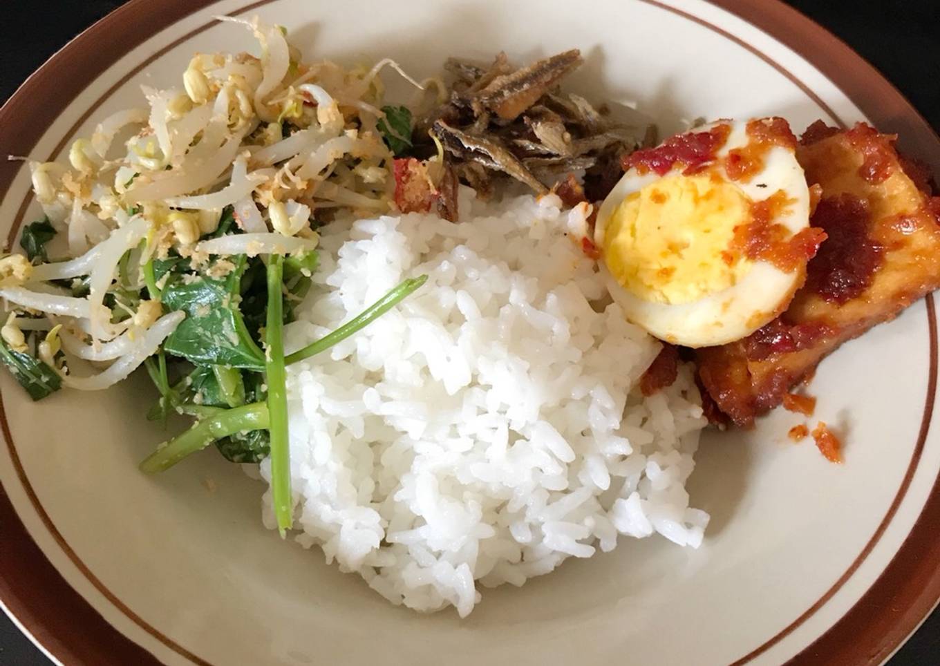 Nasi mewah (Nasi putih-Teri goreng kering-tahu telur bumbu Bali)
