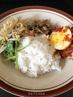 Foto resep Nasi mewah (Nasi putih-Teri goreng kering-tahu telur bumbu Bali)