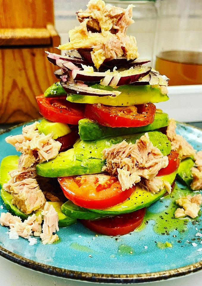 Una foto de Árbol de Navidad 🎄 de tomate y aguacate 🥑