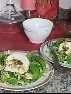 Una foto de Ensalada de queso de cabra a la plancha
