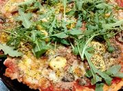 Una foto di pizza napoletana
