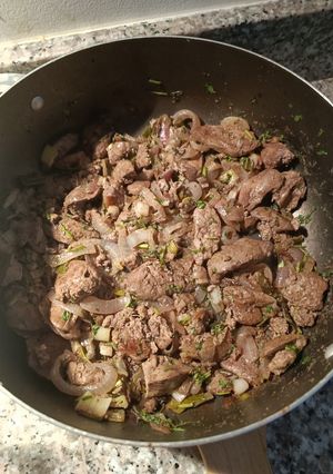 Una foto de Hígado de pollo encebollado colombiano