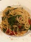 Spaghetti acciughe datterini capperi olive taggiasche e rucola