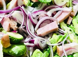 Una foto de COLES🥬DE BRUSELAS 🥬🧅🥓SALTEADAS🥗🍲🥬 (en ensalada)🥗