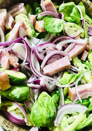 Una foto de COLES🥬DE BRUSELAS 🥬🧅🥓SALTEADAS🥗🍲🥬 (en ensalada)🥗