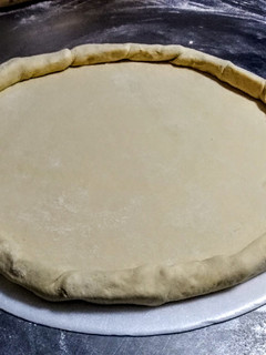 Una foto de MASA para Pizza con Borde de Queso...!