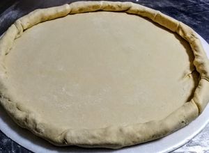 Una foto de MASA para Pizza con Borde de Queso...!