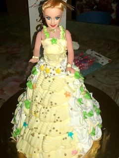 पाइनएप्पल डॉल केक (Pineapple doll cake recipe in hindi) रेसिपी मुख्य फोटो