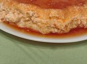 Una foto de flan colores