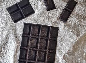 Una foto de "Chocolate" cetogénico ❤️ Chocolatinas de 2 ingredientes en 5 minutos, receta más keto, ¡imposible!
