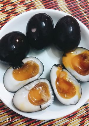 Hình của món Trứng lòng đào ngâm trà.