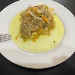 Una foto de Bistec en escabeche con pana o panapen