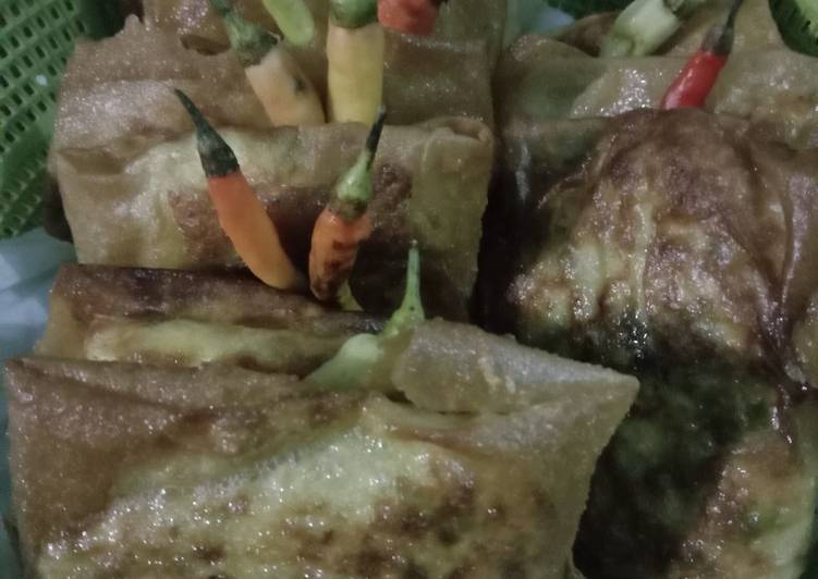 Resep Martabak kulit lumpia isi ayam dan kubis yang Enak Banget
