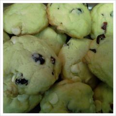 A picture of Cranberry and white chocolate cookies.