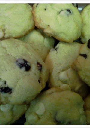 A picture of Cranberry and white chocolate cookies.