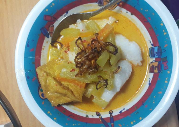 Lontong sayur tahu