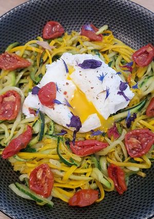 Une photo de Spaghettis de Courgettes coloréeset son Oeuf poché
