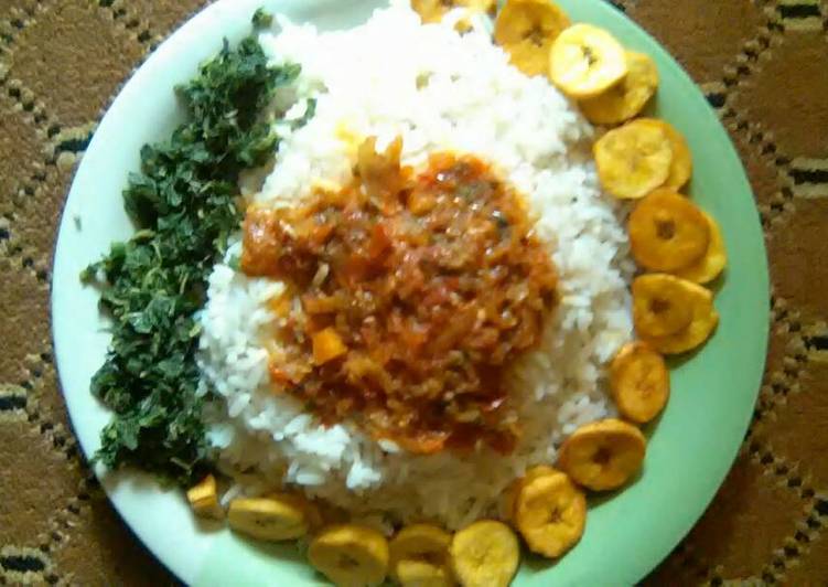 White rice,tomatoes sauce,plantain and spinach leave