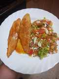 Gallo al aroma de Cookpad con ensalada
