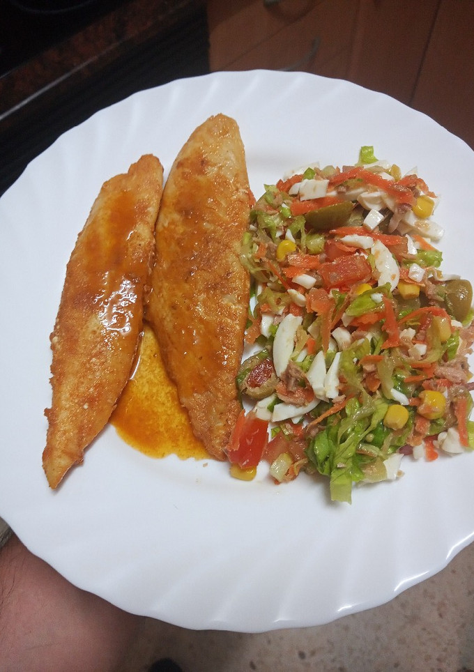Una foto de Gallo al aroma de Cookpad con ensalada