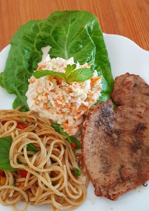 รูปของ อกไก่ย่าง คู่กับ มักกะโรนีผัดเนย