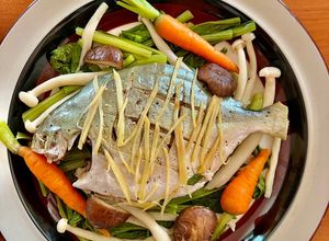 Hình của món Cá Chim Trắng Biển Hấp Gừng Kèm Rau Củ.