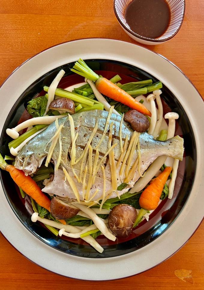 Cách Làm Món Cá Chim Trắng Biển Hấp Gừng Kèm Rau Củ của Emily Luu - Cookpad