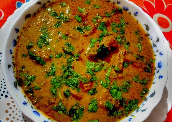 Maharashtrian Tambda Rassa (Kolhapuri Style Spicy Chicken Curry)