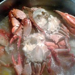 A picture of blue crabs boiled.