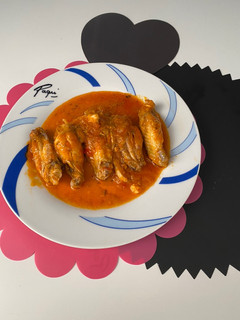 Una foto de Alitas de pollo en tomate frito natural
