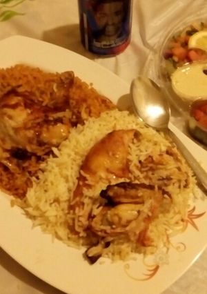 صورة لوصفة دجاج برائحة الشواء في الفرن مع شكلين من الأرز المبهر