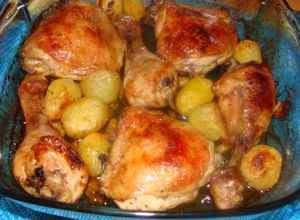 Foto de Coxas de frango com batatas assadas