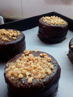 Una foto de Alfajor de chocolate relleno con nutella