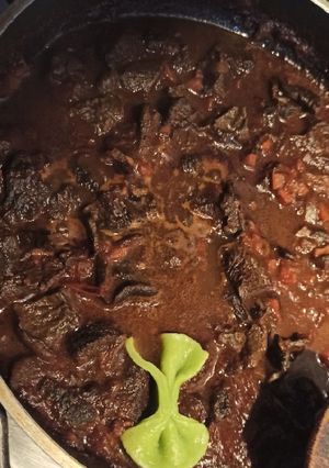 Una foto de Ragú con hongos negros