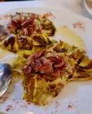 Flor de alcachofas con jamón serrano frito