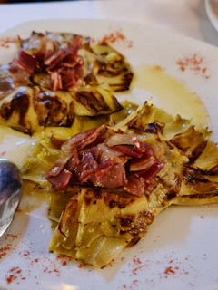 Una foto de Flor de alcachofas con jamón serrano frito