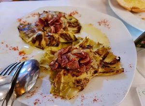 Foto principal de Flor de alcachofas con jamón serrano frito