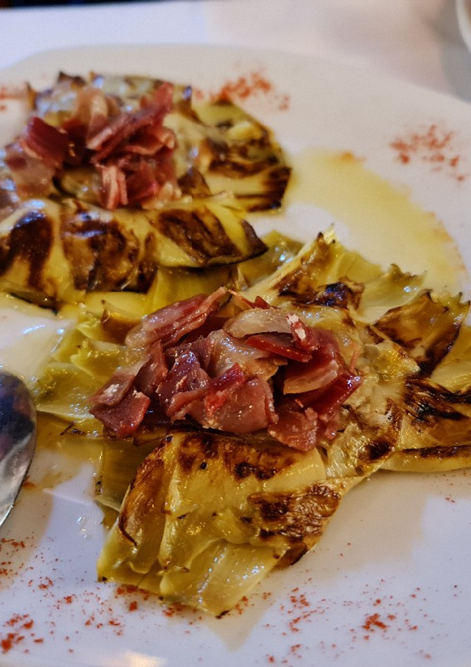 Una foto de Flor de alcachofas con jamón serrano frito