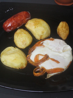 Una foto de Huevos fritos con zanahoria y chorizo