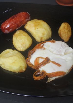 Foto principal de Huevos fritos con zanahoria y chorizo