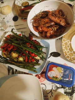 Una foto de Gambones a la plancha con verduras